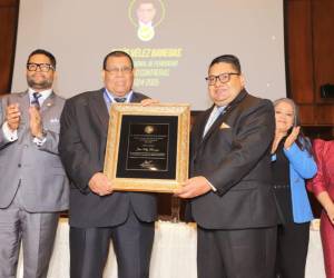 El licenciado Jesús Vélez Banegas recibió el premio tras décadas en el ejercicio de esta noble profesión.