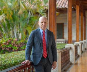 El diplomático estadounidense liderará la institución desde el 1 de abril, enfocándose en la proyección internacional y la innovación técnica.