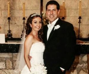 Alberto Cutie junto a su esposa en el día de su matrimonio religioso en Miami.