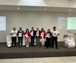 <i>Representación gráfica del compromiso del IHCAFE con la nueva Política de Cambio Climático del Subsector Café de Honduras, una herramienta clave para enfrentar los desafíos ambientales y fortalecer la resiliencia de los caficultores.</i>