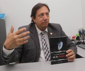 “El lado oscuro de la política”, es el nuevo libro del periodista Aldo Romero, que habla sobre el actuar de los políticos hondureños y que invita a la reflexión a los votantes.