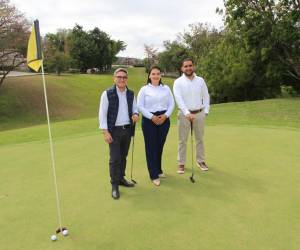 Ejecutivos de Tigo Business junto a Deybi Ángel Rodríguez Zamora, Jefe de IT de Comayagua Golf Club, destacando la alianza tecnológica que impulsa la innovación en el complejo.