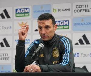 Lionel Scaloni fue y le dio dos abrazos a Claudio Vivas, director de selecciones nacionales en Costa Rica.