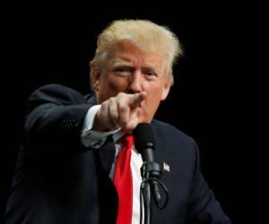 Para los analistas, Donald Trump está desesperado por mejorar sus índices de aprobación en las brechas más jóvenes, que suelen influir en las elecciones.