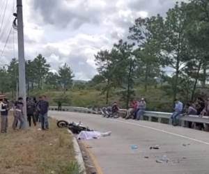 Las dos personas que murieron en el accidente en la carretera de Morocelí, se conducían a bordo de una motocicleta; la versión preliminar refiere que habrían impactado en un bordillo de la carretera y luego en un atobús.