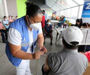 Las autoridades sanitarias recomiendan a la población hondureña que se inmunicen contra la covid-19. En los diferentes centros de salud se está ofreciendo la vacuna bivalente que es contra las nuevas variantes.