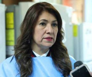 La apoderada legal de la exministra de Salud, Alba Consuelo Flores, evadió algunas preguntas de su defendida como su día de entrega o si se encuentra en el país.
