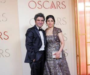 El director iraní Mohammadreza Eyni y la cineasta iraní Sara Khaki llegan a la alfombra roja antes de la 98ª edición de la ceremonia de los Premios de la Academia en el Teatro Dolby en el barrio de Hollywood de Los Ángeles, California,