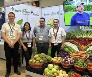 Una fusión entre Supermercados La Colonia, banco Ficohsa y FUNDER, creando un impacto real en cada productor hondureño.
