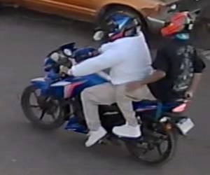 Captura de pantalla de un video que muestra a los dos ladrones huyendo en una misma motocicleta tras cometer el robo.