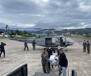 Así fue el momento en que los dos primeros cuerpos llegaron a la base aérea Hernán Acosta Mejía para luego ser llevados a la morgue de la capital.