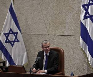 Yariv Levin, miembro del partido conservador Likud de Netanyahu, fue elegido en sustitución de Mickey Levy, del partido Yesh Atid del primer ministro saliente, Yair Lapid.