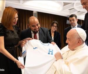 Momento en que Sponda y su esposa Erika Urtecho entregan la camisa de Honduras al papa Francisco.