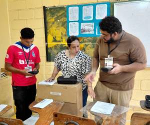 El Heraldo recorrió varios centros educativos donde se está realizando el simulacro electoral, incluido el Instituto Mixto Hibueras y la Escuela José Santos Guardiola. El ejercicio se desarrolla a nivel nacional, según el Consejo Nacional Electoral (CNE).