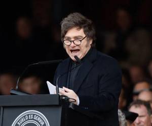 Trump informó este sábado que su país llevó a cabo con éxito un ataque a gran escala contra Venezuela e indicó que su líder, el presidente Nicolás Maduro, ha sido, junto con su esposa, capturado y sacado por aire del país.