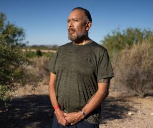Reuben Naranjo hijo, un artista de tohono o’odham que vive en Tucson, en el parque del río Santa Cruz, en Tucson, Arizona, el 22 de junio de 2023.