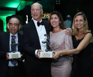 Los ganadores de la noche posaron para los medios de comunicación junto a los premios que se llevaron a casa.