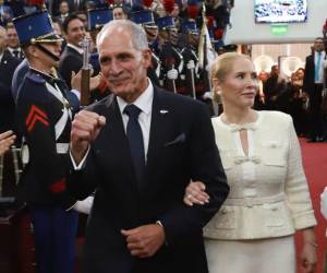 El ahora presidente de Honduras ingresó al hemiciclo legislativo acompañado de su esposa, Lissette Del Cid.