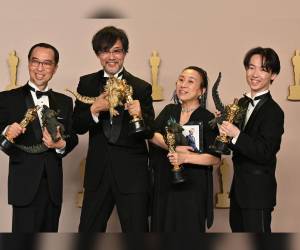 De izquierda a derecha) Masaki Takahashi, Takashi Yamazaki, Kiyoko Shibuya y Tatsuji Nojima posan en la sala de prensa con el Oscar a los mejores efectos visuales por “Godzilla Minus One” durante la 96a edición anual de los Premios de la Academia