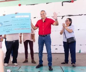 El exdiputado suplente Andrés Castro durante la entrega de un cheque simbólico por 100 mil lempiras, a nombre del Congreso Nacional, para la Escuela Cerro Grande, en noviembre de 2024.
