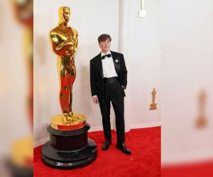 Así posó Cillian Murphy con una réplica de la estuilla antes de que comenzara el evento, sin imaginar que se llevaría una como mejor actor.