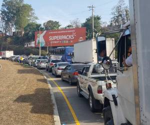 Con el eslogan “Nadie entra, nadie sale”, decenas de pacientes renales se apostaron en la carretera CA-5, a la altura de El Durazno, para exigir a las autoridades de Salud que los deje elegir qué centro les brinde tratamiento.