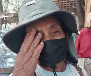 Los padres del fallecido permanecen en las afueras de la morgue; esperan su cadáver.