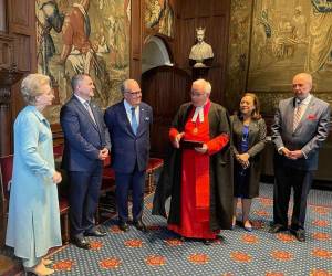 Los diplomáticos centroamericanos compartieron con el reverendo David Hoyle Dean.