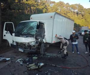 Tras el fuerte golpe, el conductor del camioncito con placas PAQ 6579 quedó atrapado.