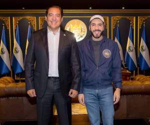 Héctor Zelaya Castro junto al presidente Nayib Bukele.