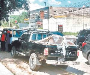 Los cuerpos de Cristian y Kenia Vásquez Aguirre fueron reclamados por los familiares en la morgue de San Pedro Sula.