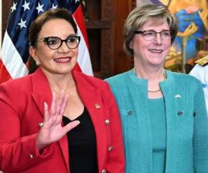 Xiomara Castro en su encuentro con la embajadora de Estados Unidos en Honduras, Laura Dogu.