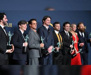 De izquierda a derecha) Benny Safdie, Cillian Murphy, Robert Downey Jr., Josh Hartnett, Alden Ehrenreich, Casey Affleck, Emily Blunt y Kenneth Branagh, ganador del premio a la Mejor Actuación de un Elenco en una Película por la pose de ‘Oppenheimer’ en la sala de prensa Durante la 30ª edición de los premios Screen Actors Guild Awards en el Shrine Auditorium de Los Ángeles, el 24 de febrero de 2024.