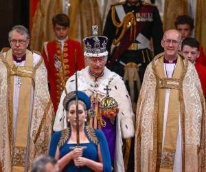 Penny portó la espada durante toda la ceremonia de coronación de Carlos III.