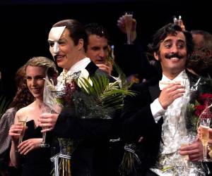 En total, desde su estreno en Nueva York en 1988, la historia del fantasma que vive escondido en los sótanos de la Ópera de París y se enamora de la bailarina Christine recaudó 1,300 millones de dólares, atrajo a unos 20 millones de espectadores y empleó a 6,500 personas, incluidos 450 actores