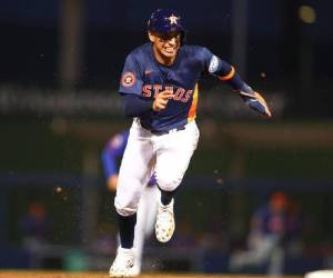 Mauricio Dubón ahora jugará como jardinero central, en la temporada pasada lo hizo en segunda base.