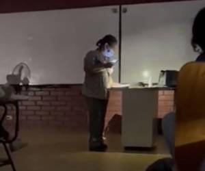 La docente hizo uso de una vela y el flash de su teléfono celular para impartir la clase.
