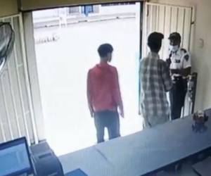 Video muestra a mareros robando arma con la que después mataron a un policía en bus