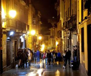 Esta es una imagen de la calle Mon, donde el hondureño abordó a su víctima en la noche que se celebraban las fiestas de San Mateo de Oviedo.