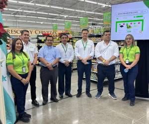 Autoridades y colaboradores de Supermercados La Colonia durante el acto inaugural de la tienda #70.