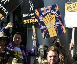 Actores, miembros del sindicato SAG-AFTRA durante su huelga a finales del año pasado.