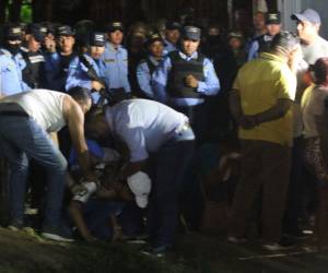 Familiares de las reclusas lloran esperando información la noche del martes 20 de junio, día en que ocurrió la tragedia.