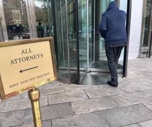 A solo tres meses para el juicio, Colon detalló que solo ha podido tener acceso al 50% de la evidencia que tienen contra Hernández y eso no incluye los documentos clasificados.