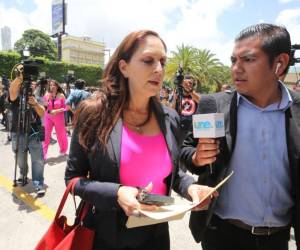 Marcia Villeda dando declaraciones a miembros de la prensa hondureña.