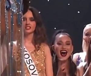 Miss Kosovo no pudo disimular la sorpresa que le causó la coronación de Miss Estados Unidos.