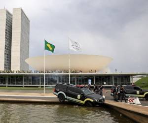 El Congreso, el Tribunal Supremo y el palacio presidencial de Brasil fueron invadidos este domingo.
