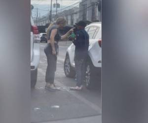 Policía tras pista de mujer que amenazó a limpiaparabrisas con arma en bulevar Morazán