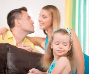 Los hijos a menudo sienten celos de las nuevas parejas de sus padres debido a una serie de factores psicológicos.