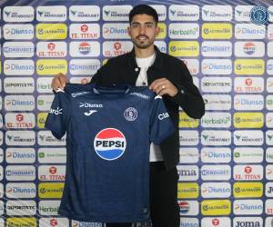 El defensor uruguayo ya fue presentado oficialmente como jugador del Ciclón Azul.