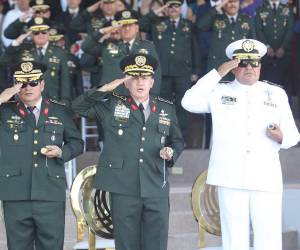 En la ceremonia de traspaso de mando, donde el general Roosevelt Hernández asumió como Jefe del Estado Mayor Conjunto, también se desarrollaron los actos de despedida de la XXV promoción de oficiales de las Fuerzas Armadas de Honduras.